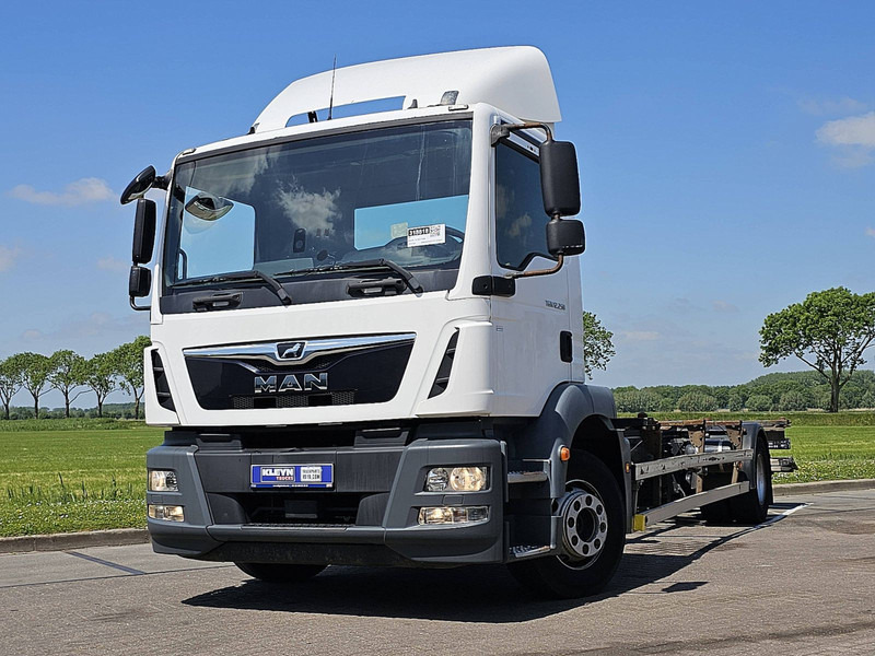 MAN 12.250 TGM LL AIRCO TAILLIFT - Transporter kontejnera/ Kamion s izmjenjivim sanducima: slika MAN 12.250 TGM LL AIRCO TAILLIFT - Transporter kontejnera/ Kamion s izmjenjivim sanducima MAN 12.250 TGM LL AIRCO TAILLIFT - Transporter kontejnera/ Kamion s izmjenjivim sanducima: slika MAN 12.250 TGM LL AIRCO TAILLIFT - Transporter kontejnera/ Kamion s izmjenjivim sanducima