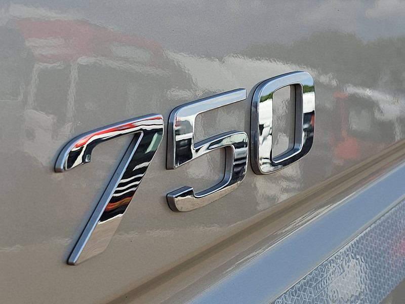 Kamion-šasija Volvo FH 750 6X2 9T FA WB 430: slika Kamion-šasija Volvo FH 750 6X2 9T FA WB 430