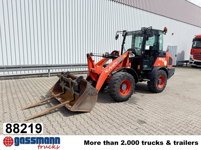 Kubota R065 4x4, Palettengabel, ca. 1.733 Betr.-Std. - Građevinski strojevi: slika Kubota R065 4x4, Palettengabel, ca. 1.733 Betr.-Std. - Građevinski strojevi Kubota R065 4x4, Palettengabel, ca. 1.733 Betr.-Std. - Građevinski strojevi: slika Kubota R065 4x4, Palettengabel, ca. 1.733 Betr.-Std. - Građevinski strojevi