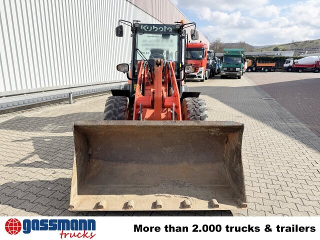 Utovarivač na kotačima Kubota R090 4x4, Palettengabel, ca. 838 Betr.-Std.: slika Utovarivač na kotačima Kubota R090 4x4, Palettengabel, ca. 838 Betr.-Std. Utovarivač na kotačima Kubota R090 4x4, Palettengabel, ca. 838 Betr.-Std.: slika Utovarivač na kotačima Kubota R090 4x4, Palettengabel, ca. 838 Betr.-Std.