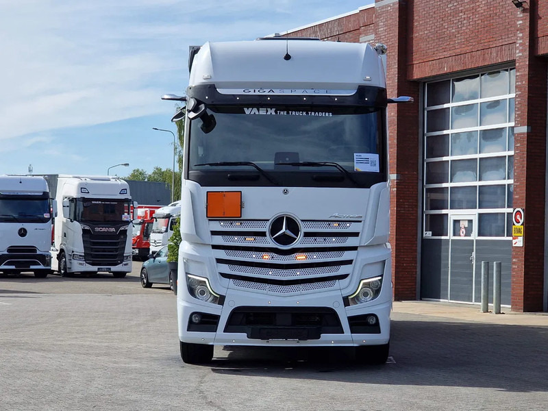Mercedes-Benz Actros 2545 6x2*4 - Box with sidedoors - Loadlift - Steering axle - Full air - Camera - Kamion sandučar: slika Mercedes-Benz Actros 2545 6x2*4 - Box with sidedoors - Loadlift - Steering axle - Full air - Camera - Kamion sandučar Mercedes-Benz Actros 2545 6x2*4 - Box with sidedoors - Loadlift - Steering axle - Full air - Camera - Kamion sandučar: slika Mercedes-Benz Actros 2545 6x2*4 - Box with sidedoors - Loadlift - Steering axle - Full air - Camera - Kamion sandučar