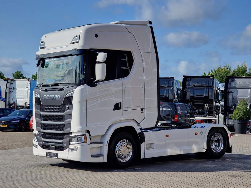 Scania 590S V8 NGS Highline 4x2 - New - Facelift - Full spec - Retarder - Leather - Full air - Tegljač: slika Scania 590S V8 NGS Highline 4x2 - New - Facelift - Full spec - Retarder - Leather - Full air - Tegljač Scania 590S V8 NGS Highline 4x2 - New - Facelift - Full spec - Retarder - Leather - Full air - Tegljač: slika Scania 590S V8 NGS Highline 4x2 - New - Facelift - Full spec - Retarder - Leather - Full air - Tegljač