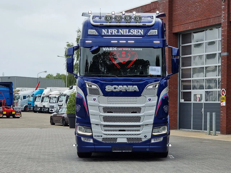 Scania 770S V8 NGS Highline 6x2 - Show truck - Special paint - Custom interior - Retarder - Full air - Night clima - Tegljač: slika Scania 770S V8 NGS Highline 6x2 - Show truck - Special paint - Custom interior - Retarder - Full air - Night clima - Tegljač Scania 770S V8 NGS Highline 6x2 - Show truck - Special paint - Custom interior - Retarder - Full air - Night clima - Tegljač: slika Scania 770S V8 NGS Highline 6x2 - Show truck - Special paint - Custom interior - Retarder - Full air - Night clima - Tegljač