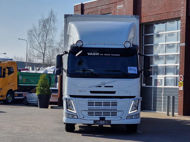 Volvo FM 330 4x2 - Carrier MT 18 Frigo - Loadlift - Full air - Sleepercab - Kamion hladnjača: slika Volvo FM 330 4x2 - Carrier MT 18 Frigo - Loadlift - Full air - Sleepercab - Kamion hladnjača Volvo FM 330 4x2 - Carrier MT 18 Frigo - Loadlift - Full air - Sleepercab - Kamion hladnjača: slika Volvo FM 330 4x2 - Carrier MT 18 Frigo - Loadlift - Full air - Sleepercab - Kamion hladnjača