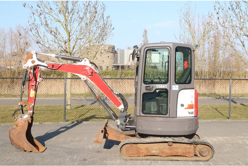 Bobcat E26 EM | BUCKET | QUICK COUPLER | DOZER BLADE - Mini bager: slika Bobcat E26 EM | BUCKET | QUICK COUPLER | DOZER BLADE - Mini bager Bobcat E26 EM | BUCKET | QUICK COUPLER | DOZER BLADE - Mini bager: slika Bobcat E26 EM | BUCKET | QUICK COUPLER | DOZER BLADE - Mini bager
