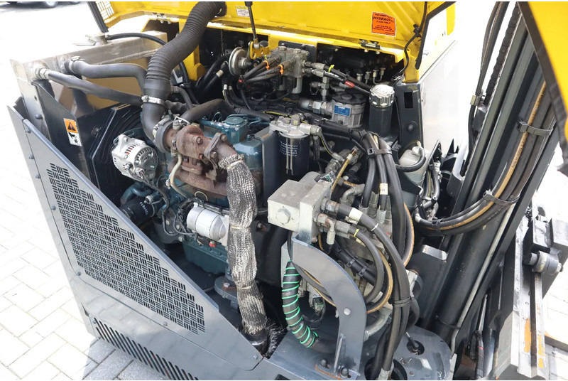 4-smjerni regalni viličar Combilift CB3000 | 2.5 TON | 6 METER | TRIPLEX | SIDESHIFT: slika 4-smjerni regalni viličar Combilift CB3000 | 2.5 TON | 6 METER | TRIPLEX | SIDESHIFT