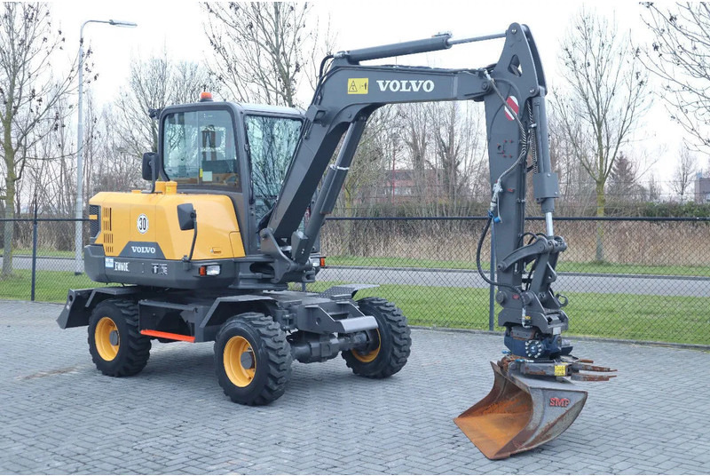 Volvo EW 60 E | DEMO | 30 KM/H | ROTOTILT + GRIPPER | BUCKET - Bager na kotačima: slika Volvo EW 60 E | DEMO | 30 KM/H | ROTOTILT + GRIPPER | BUCKET - Bager na kotačima Volvo EW 60 E | DEMO | 30 KM/H | ROTOTILT + GRIPPER | BUCKET - Bager na kotačima: slika Volvo EW 60 E | DEMO | 30 KM/H | ROTOTILT + GRIPPER | BUCKET - Bager na kotačima