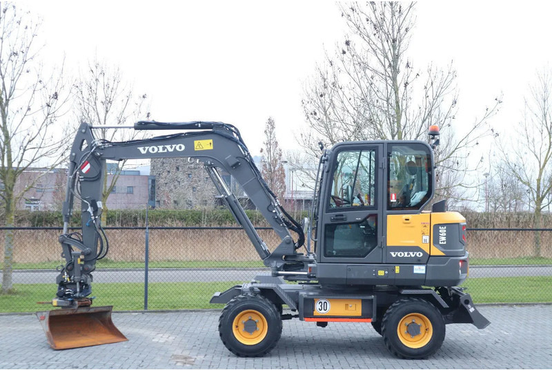 Volvo EW60E | DEMO | 30 KM/H | ROTOTILT + GRIPPER | BUCKET - Bager na kotačima: slika Volvo EW60E | DEMO | 30 KM/H | ROTOTILT + GRIPPER | BUCKET - Bager na kotačima Volvo EW60E | DEMO | 30 KM/H | ROTOTILT + GRIPPER | BUCKET - Bager na kotačima: slika Volvo EW60E | DEMO | 30 KM/H | ROTOTILT + GRIPPER | BUCKET - Bager na kotačima