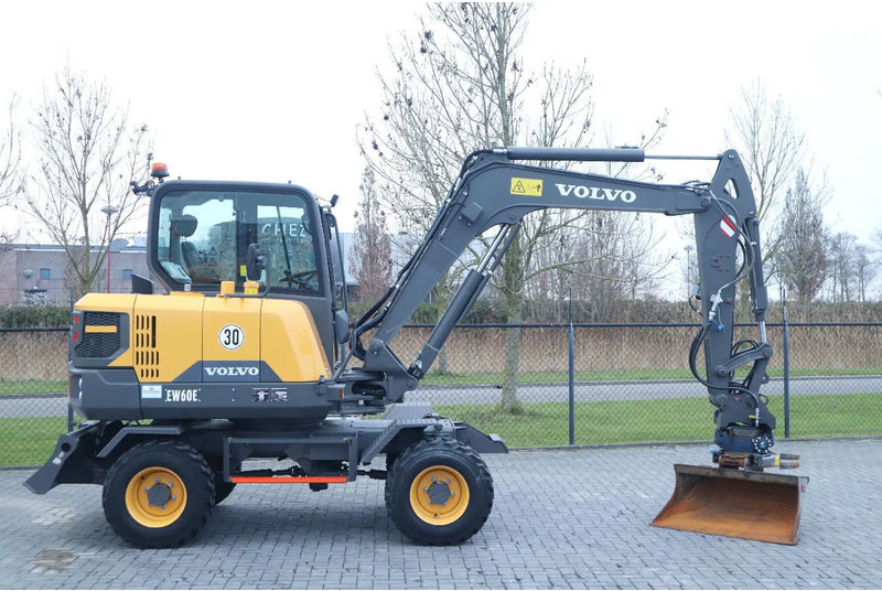 Volvo EW60E | DEMO | 30 KM/H | ROTOTILT + GRIPPER | BUCKET - Bager na kotačima: slika Volvo EW60E | DEMO | 30 KM/H | ROTOTILT + GRIPPER | BUCKET - Bager na kotačima Volvo EW60E | DEMO | 30 KM/H | ROTOTILT + GRIPPER | BUCKET - Bager na kotačima: slika Volvo EW60E | DEMO | 30 KM/H | ROTOTILT + GRIPPER | BUCKET - Bager na kotačima
