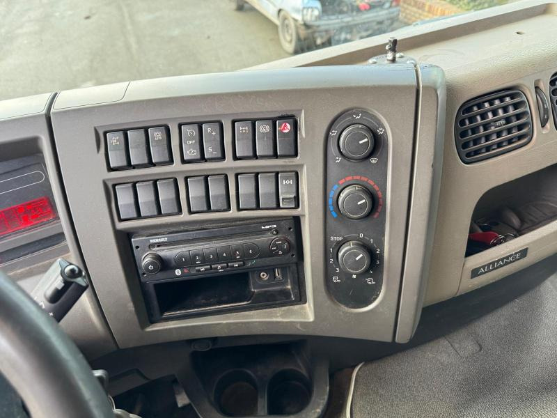 Kamion cisterna za prijevoz goriva Renault Premium 370 DXI: slika Kamion cisterna za prijevoz goriva Renault Premium 370 DXI