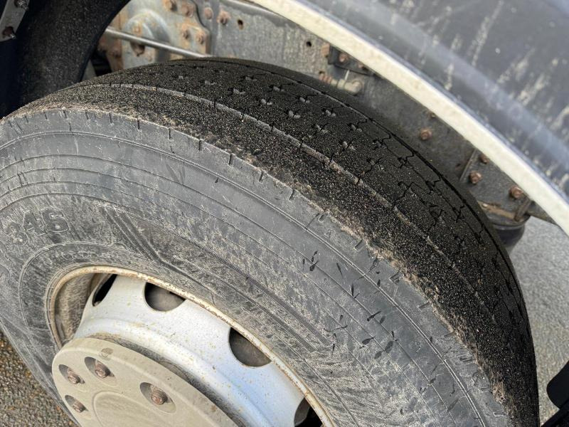 Kamion cisterna za prijevoz goriva Renault Premium 370 DXI: slika Kamion cisterna za prijevoz goriva Renault Premium 370 DXI