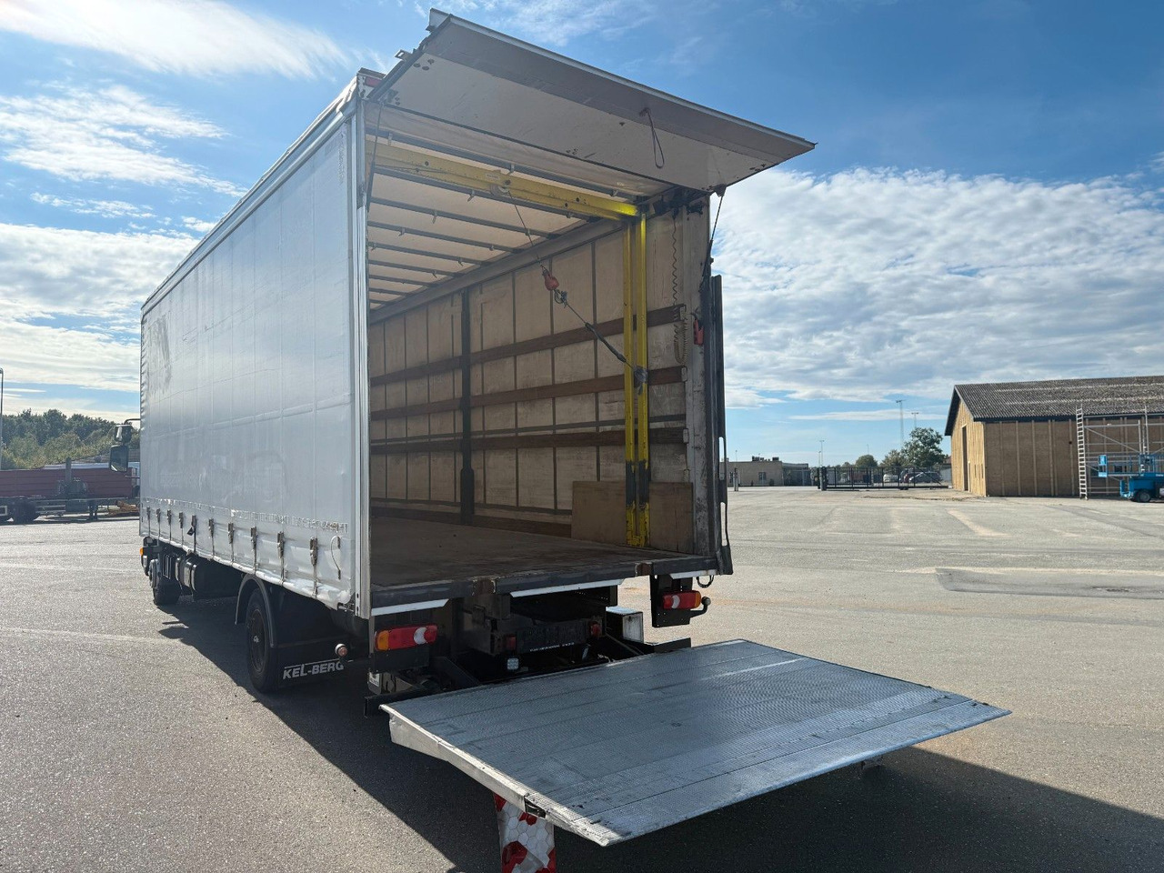 DAF LF 45 /220 4x2 Curtainsider and Taillift Euro 6 - Kamion s ceradom: slika DAF LF 45 /220 4x2 Curtainsider and Taillift Euro 6 - Kamion s ceradom DAF LF 45 /220 4x2 Curtainsider and Taillift Euro 6 - Kamion s ceradom: slika DAF LF 45 /220 4x2 Curtainsider and Taillift Euro 6 - Kamion s ceradom