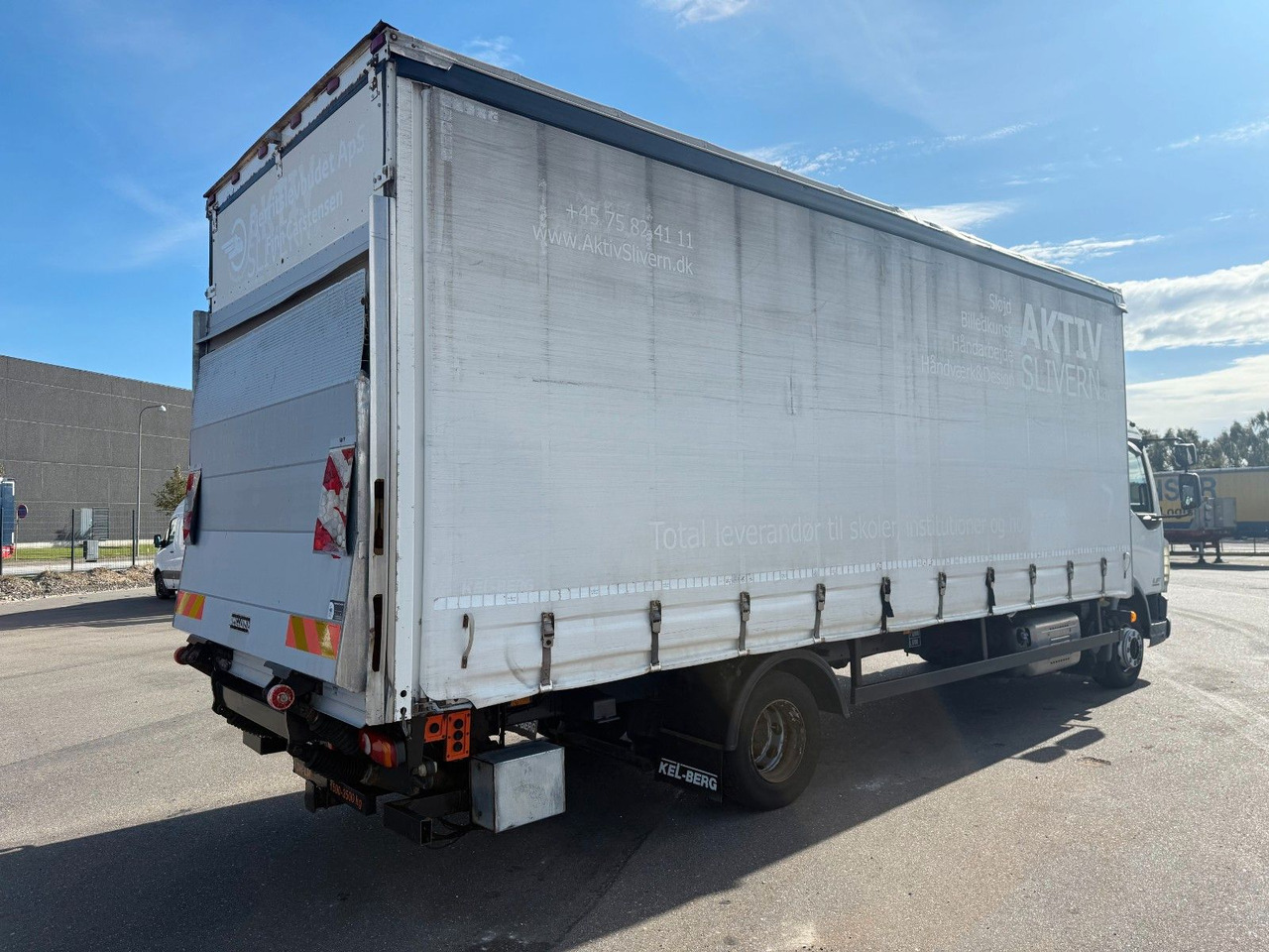 DAF LF 45 /220 4x2 Curtainsider and Taillift Euro 6 - Kamion s ceradom: slika DAF LF 45 /220 4x2 Curtainsider and Taillift Euro 6 - Kamion s ceradom DAF LF 45 /220 4x2 Curtainsider and Taillift Euro 6 - Kamion s ceradom: slika DAF LF 45 /220 4x2 Curtainsider and Taillift Euro 6 - Kamion s ceradom