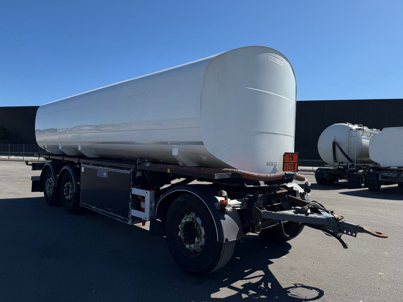 Eurotank 3 axle ET-26-4 ADR 25.500 L 4 Room - Prikolica cisterna: slika Eurotank 3 axle ET-26-4 ADR 25.500 L 4 Room - Prikolica cisterna Eurotank 3 axle ET-26-4 ADR 25.500 L 4 Room - Prikolica cisterna: slika Eurotank 3 axle ET-26-4 ADR 25.500 L 4 Room - Prikolica cisterna