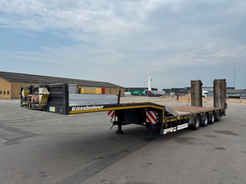 Kässbohrer 4 axle Extendable Machine Trailer - Poluprikolica s niskim utovarivačem: slika Kässbohrer 4 axle Extendable Machine Trailer - Poluprikolica s niskim utovarivačem Kässbohrer 4 axle Extendable Machine Trailer - Poluprikolica s niskim utovarivačem: slika Kässbohrer 4 axle Extendable Machine Trailer - Poluprikolica s niskim utovarivačem