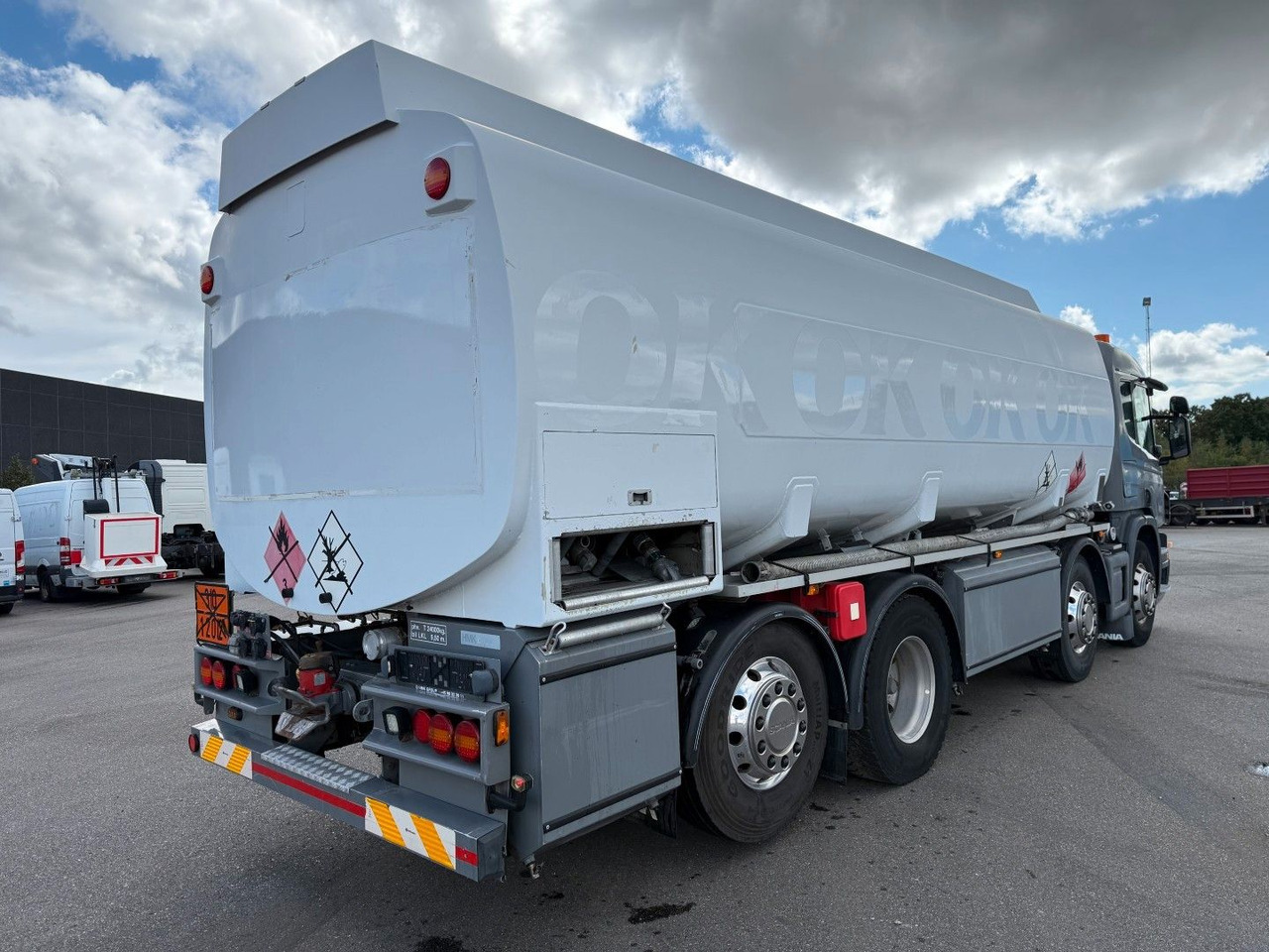 Scania P400 8x2*6 HMK Bilcon 24.000 l. ADR Euro 5 - Kamion cisterna: slika Scania P400 8x2*6 HMK Bilcon 24.000 l. ADR Euro 5 - Kamion cisterna Scania P400 8x2*6 HMK Bilcon 24.000 l. ADR Euro 5 - Kamion cisterna: slika Scania P400 8x2*6 HMK Bilcon 24.000 l. ADR Euro 5 - Kamion cisterna