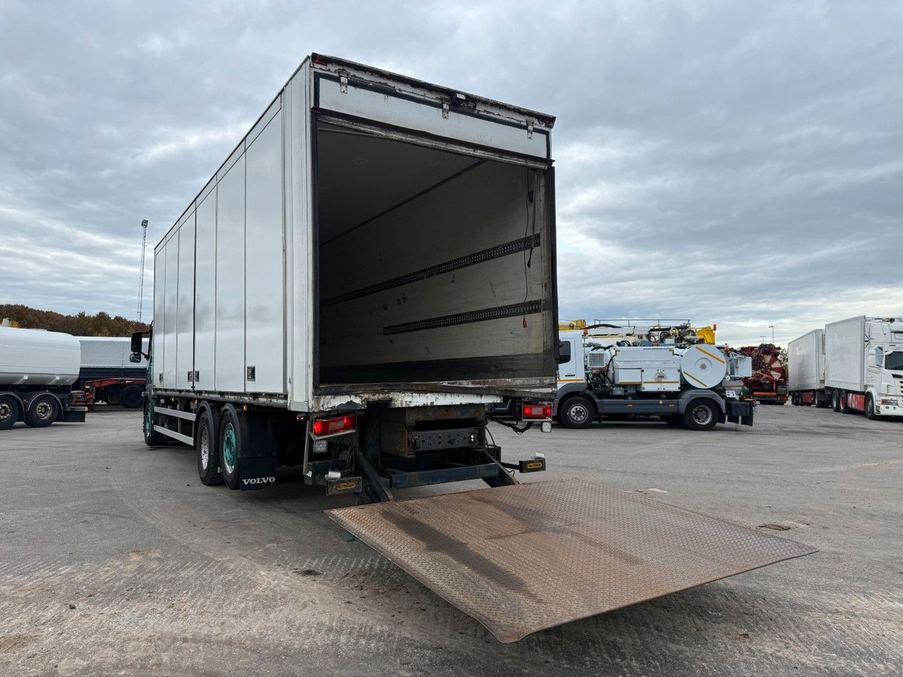 Volvo FM330 6x2*4 Carrier Supra 1050 Nordic - Kamion hladnjača: slika Volvo FM330 6x2*4 Carrier Supra 1050 Nordic - Kamion hladnjača Volvo FM330 6x2*4 Carrier Supra 1050 Nordic - Kamion hladnjača: slika Volvo FM330 6x2*4 Carrier Supra 1050 Nordic - Kamion hladnjača