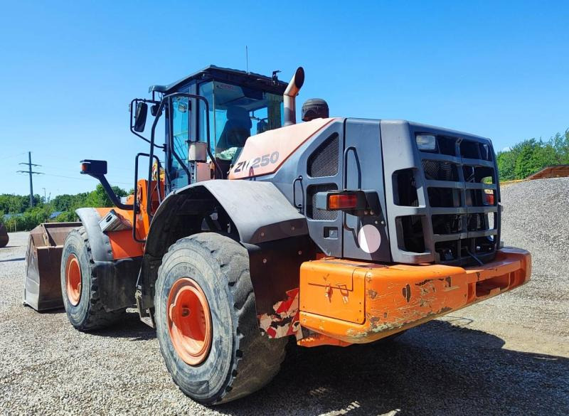 Hitachi ZW250-5B - Utovarivač na kotačima: slika Hitachi ZW250-5B - Utovarivač na kotačima Hitachi ZW250-5B - Utovarivač na kotačima: slika Hitachi ZW250-5B - Utovarivač na kotačima