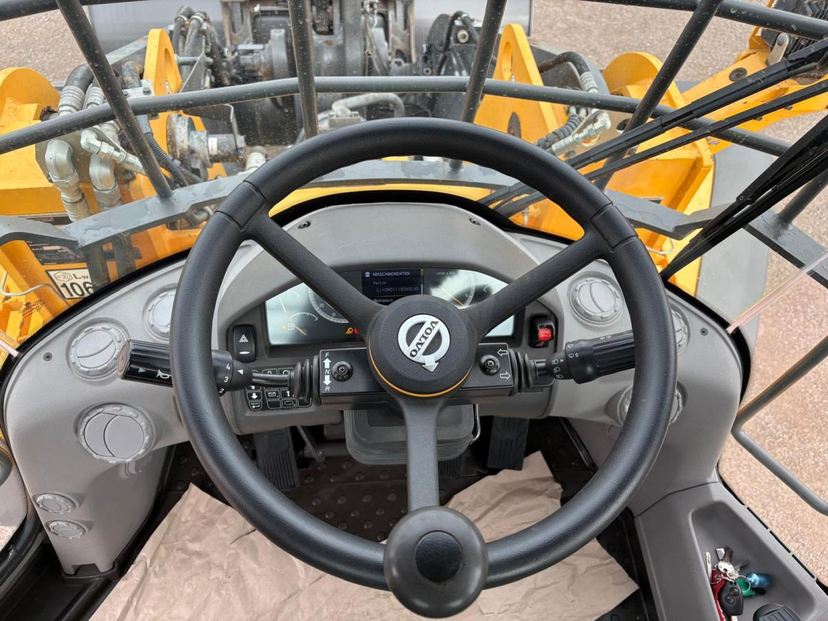 Volvo L110H Long Boom - Utovarivač na kotačima: slika Volvo L110H Long Boom - Utovarivač na kotačima Volvo L110H Long Boom - Utovarivač na kotačima: slika Volvo L110H Long Boom - Utovarivač na kotačima