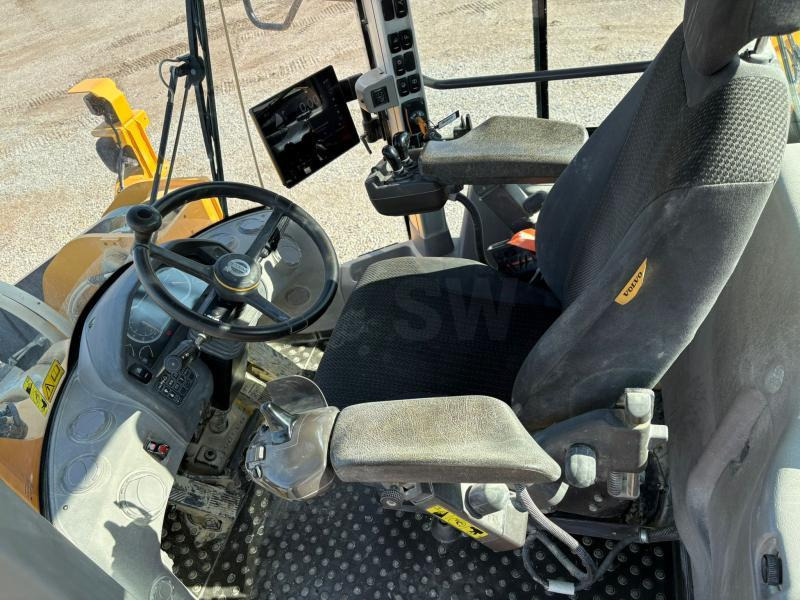 Volvo L180H - Utovarivač na kotačima: slika Volvo L180H - Utovarivač na kotačima Volvo L180H - Utovarivač na kotačima: slika Volvo L180H - Utovarivač na kotačima