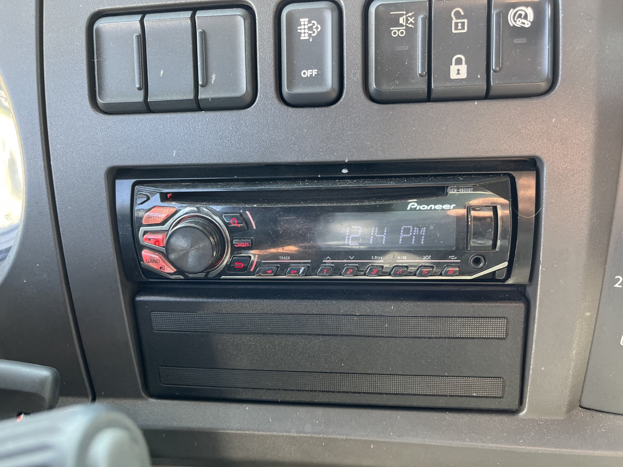 Kamion s ceradom DAF LF 220: slika Kamion s ceradom DAF LF 220