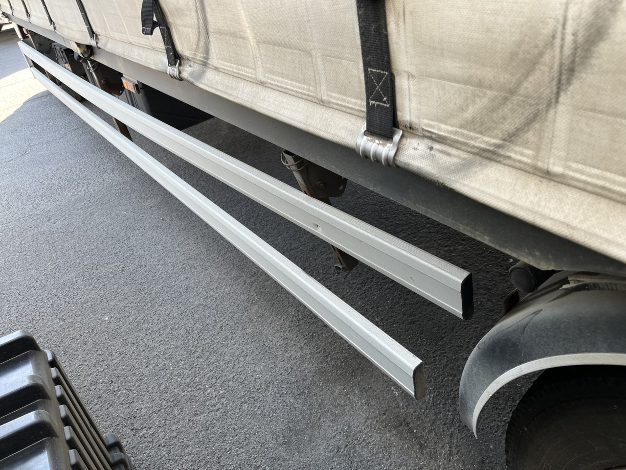 Kamion s ceradom DAF LF 220: slika Kamion s ceradom DAF LF 220