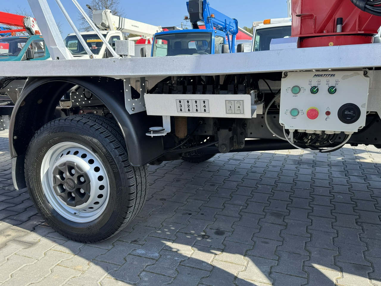 Podizna platforma montirana na kamion Iveco Daily 35S12: slika Podizna platforma montirana na kamion Iveco Daily 35S12