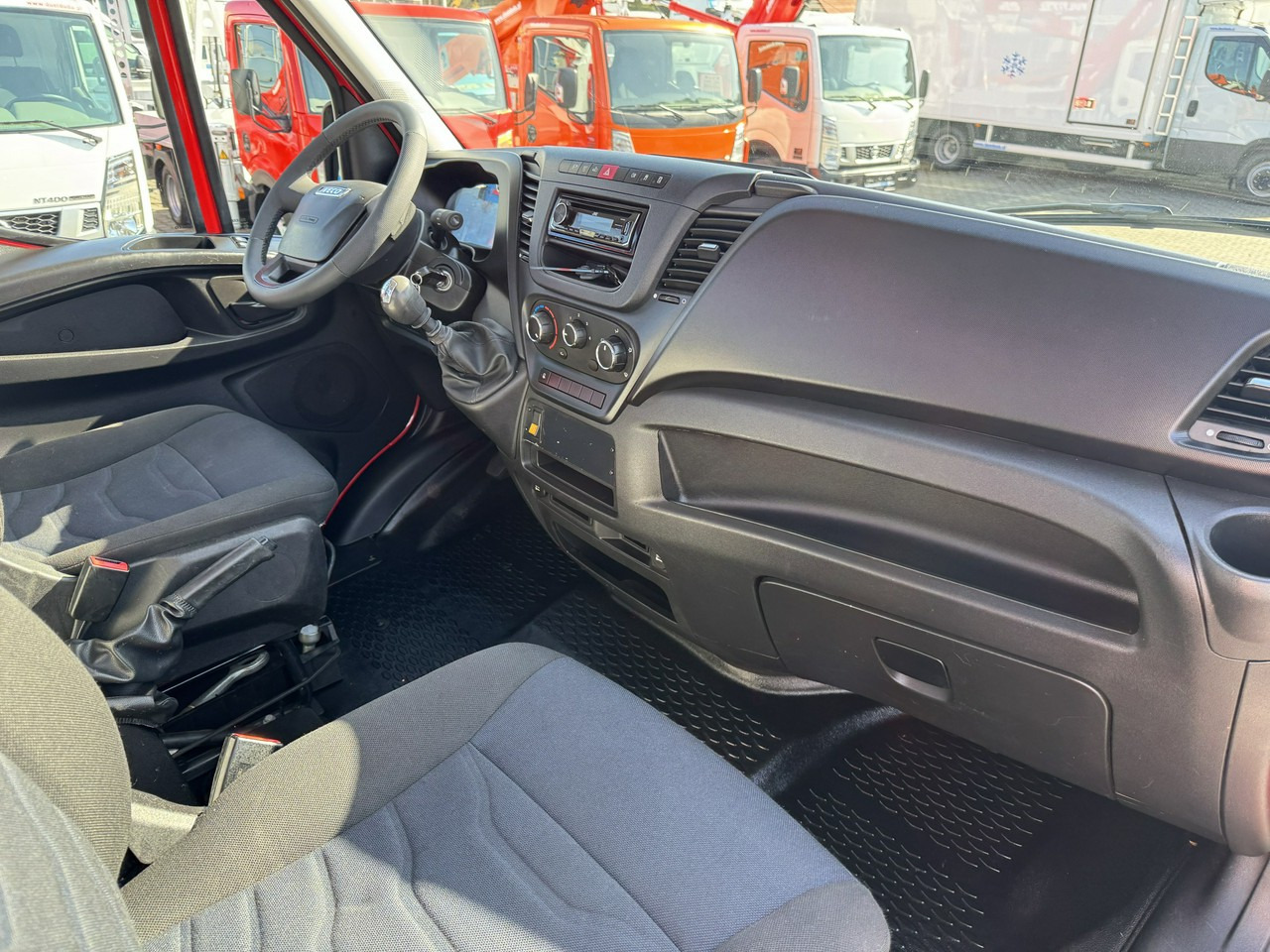 Podizna platforma montirana na kamion Iveco Daily 35S12: slika Podizna platforma montirana na kamion Iveco Daily 35S12