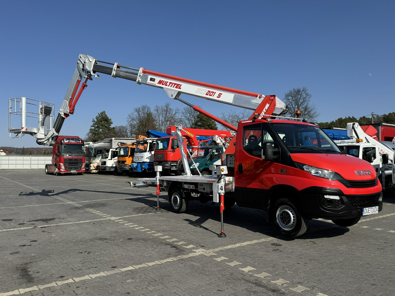 Podizna platforma montirana na kamion Iveco Daily 35S12: slika Podizna platforma montirana na kamion Iveco Daily 35S12