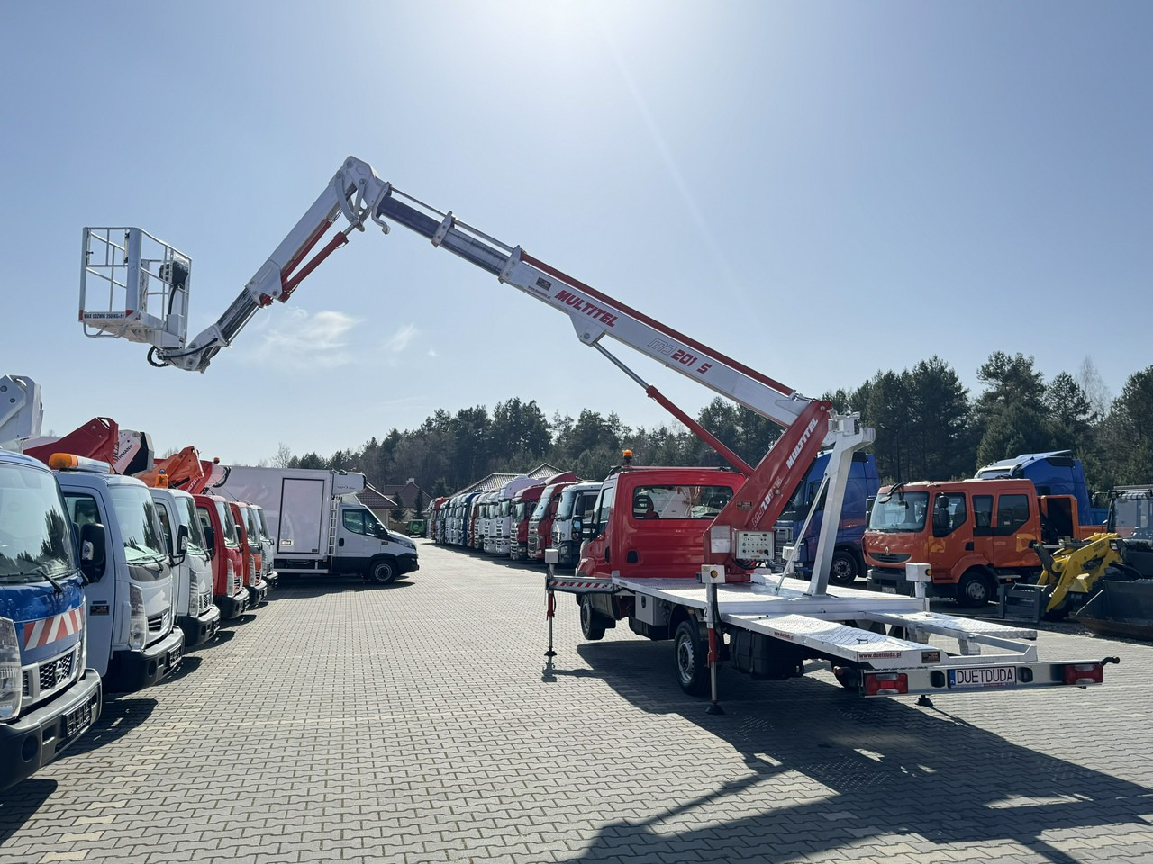 Podizna platforma montirana na kamion Iveco Daily 35S12: slika Podizna platforma montirana na kamion Iveco Daily 35S12