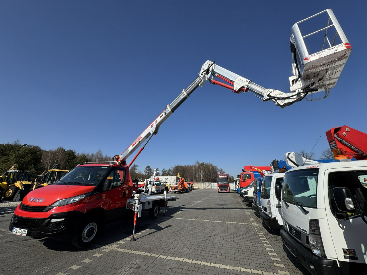 Podizna platforma montirana na kamion Iveco Daily 35S12: slika Podizna platforma montirana na kamion Iveco Daily 35S12