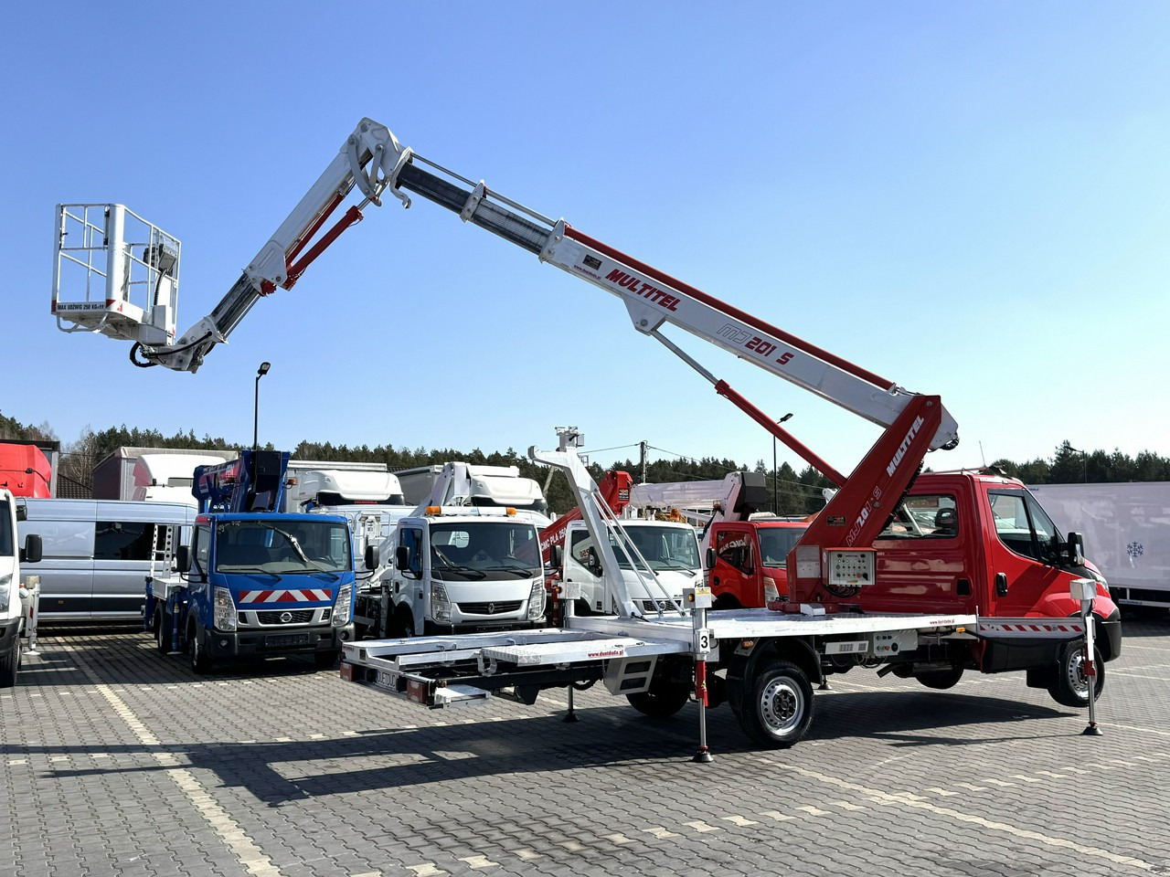 Podizna platforma montirana na kamion Iveco Daily 35S12: slika Podizna platforma montirana na kamion Iveco Daily 35S12