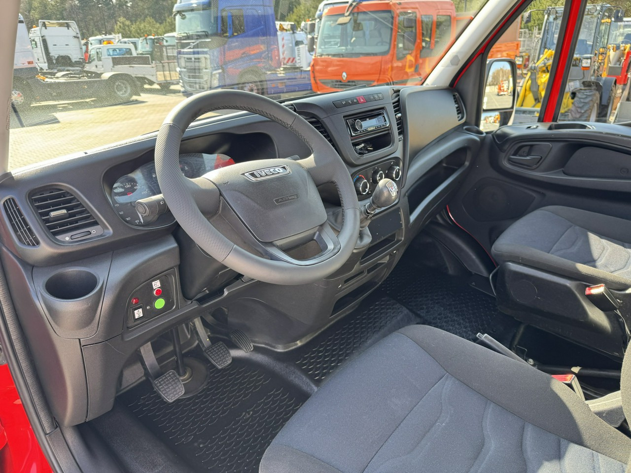 Podizna platforma montirana na kamion Iveco Daily 35S12: slika Podizna platforma montirana na kamion Iveco Daily 35S12