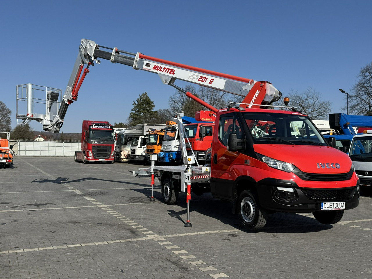 Podizna platforma montirana na kamion Iveco Daily 35S12: slika Podizna platforma montirana na kamion Iveco Daily 35S12