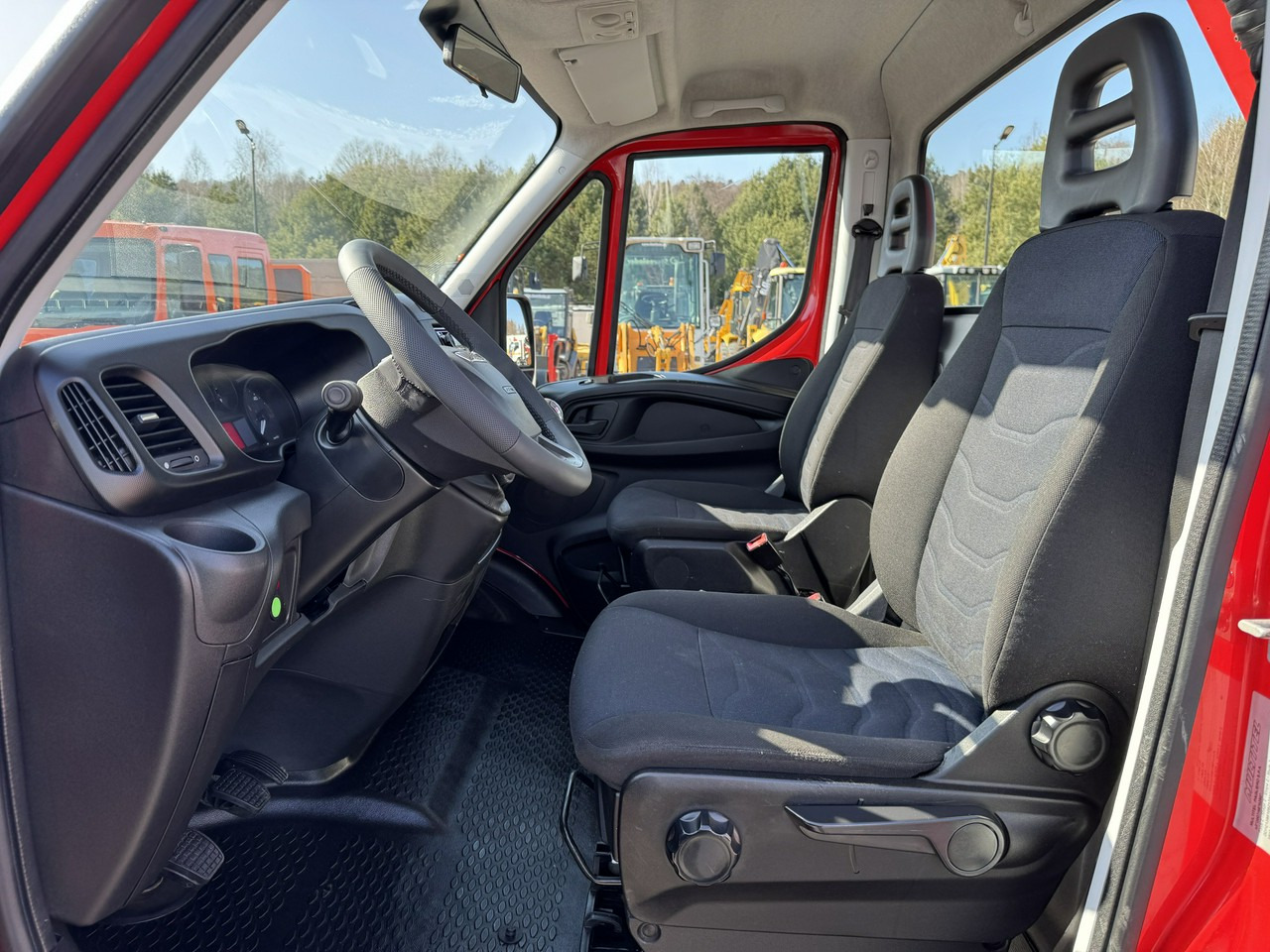 Podizna platforma montirana na kamion Iveco Daily 35S12: slika Podizna platforma montirana na kamion Iveco Daily 35S12