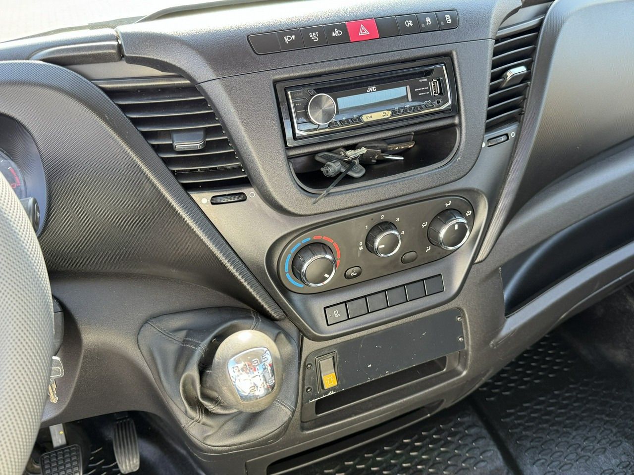 Podizna platforma montirana na kamion Iveco Daily 35S12: slika Podizna platforma montirana na kamion Iveco Daily 35S12
