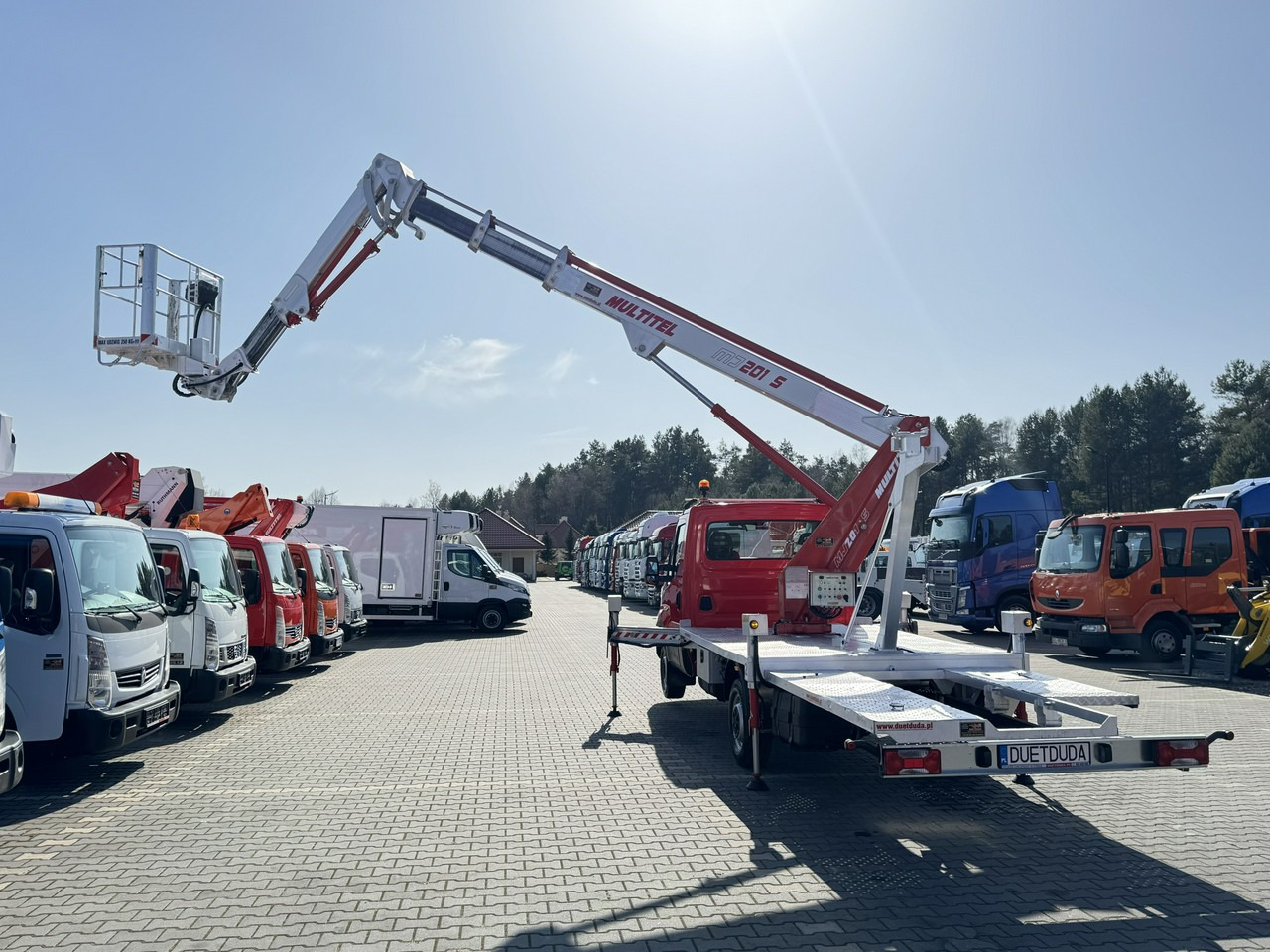 Podizna platforma montirana na kamion Iveco Daily 35S12: slika Podizna platforma montirana na kamion Iveco Daily 35S12