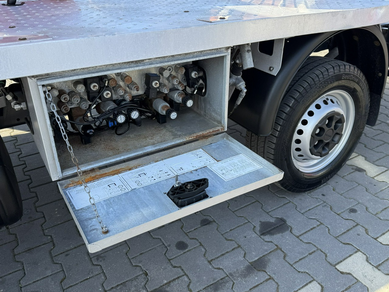 Podizna platforma montirana na kamion Iveco Daily 35S12: slika Podizna platforma montirana na kamion Iveco Daily 35S12