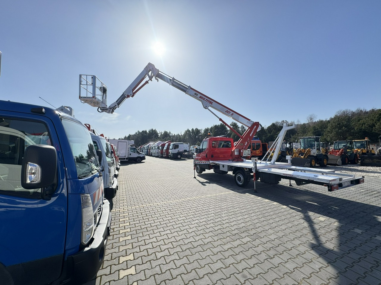 Podizna platforma montirana na kamion Iveco Daily 35S12: slika Podizna platforma montirana na kamion Iveco Daily 35S12