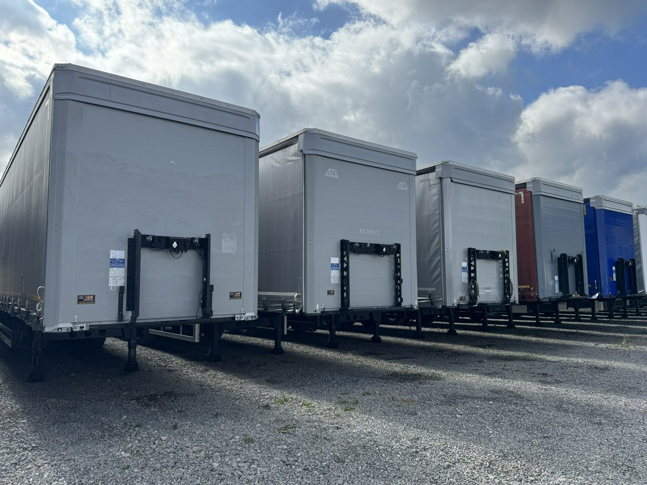 Kogel Coil mulda 3 Osie SAF Dach i Boki Zsuwane - Poluprikolica s ceradom: slika Kogel Coil mulda 3 Osie SAF Dach i Boki Zsuwane - Poluprikolica s ceradom Kogel Coil mulda 3 Osie SAF Dach i Boki Zsuwane - Poluprikolica s ceradom: slika Kogel Coil mulda 3 Osie SAF Dach i Boki Zsuwane - Poluprikolica s ceradom