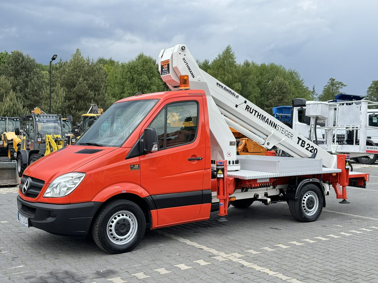 Mercedes Sprinter - Podizna platforma montirana na kamion: slika Mercedes Sprinter - Podizna platforma montirana na kamion Mercedes Sprinter - Podizna platforma montirana na kamion: slika Mercedes Sprinter - Podizna platforma montirana na kamion