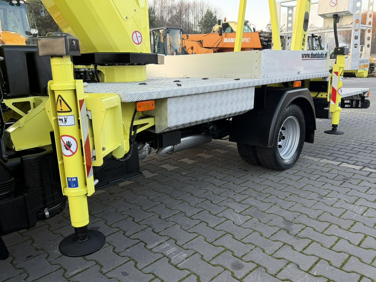 Nissan Cabstar - Podizna platforma montirana na kamion: slika Nissan Cabstar - Podizna platforma montirana na kamion Nissan Cabstar - Podizna platforma montirana na kamion: slika Nissan Cabstar - Podizna platforma montirana na kamion