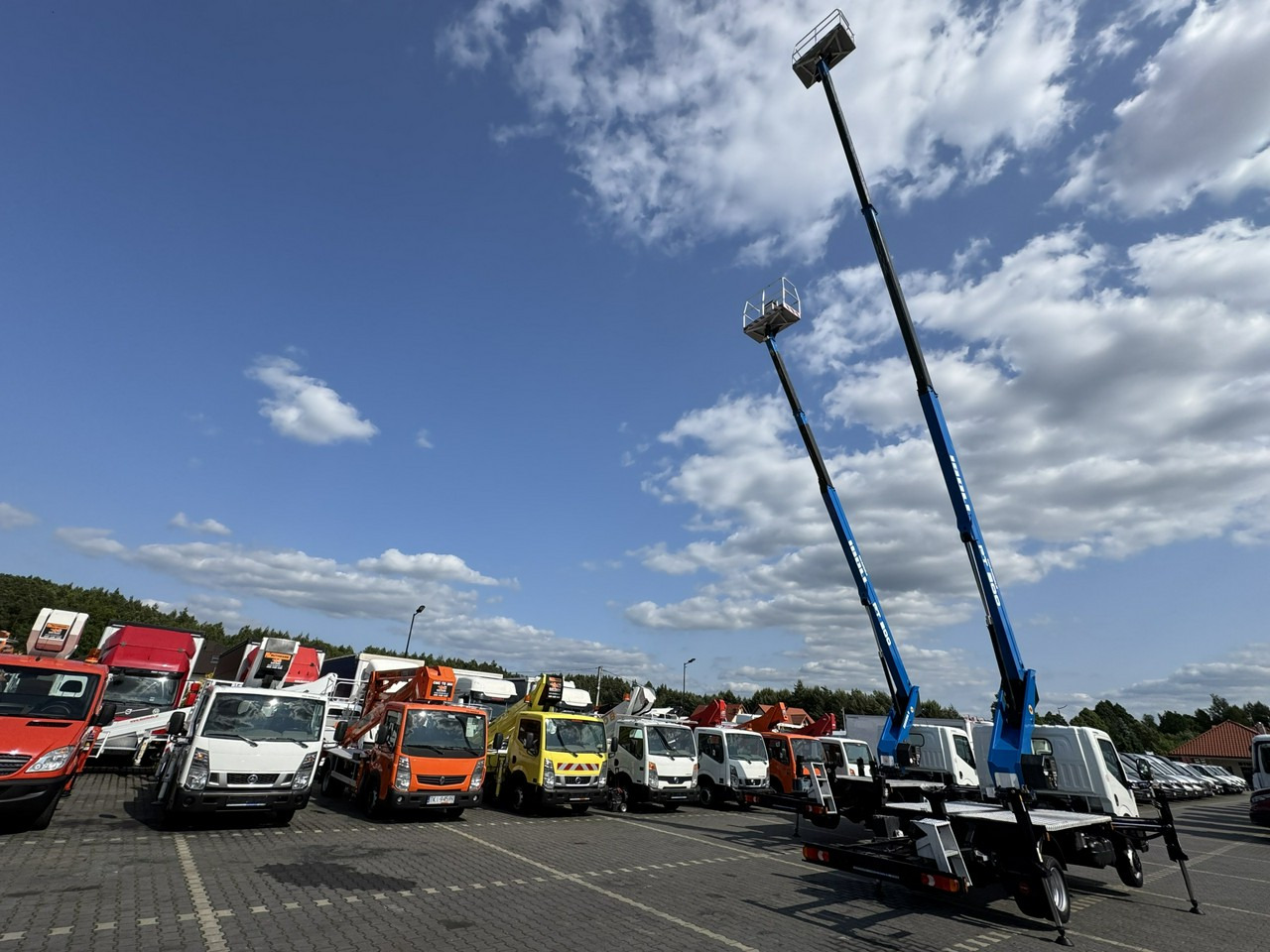 Podizna platforma montirana na kamion Nissan Cabstar: slika Podizna platforma montirana na kamion Nissan Cabstar