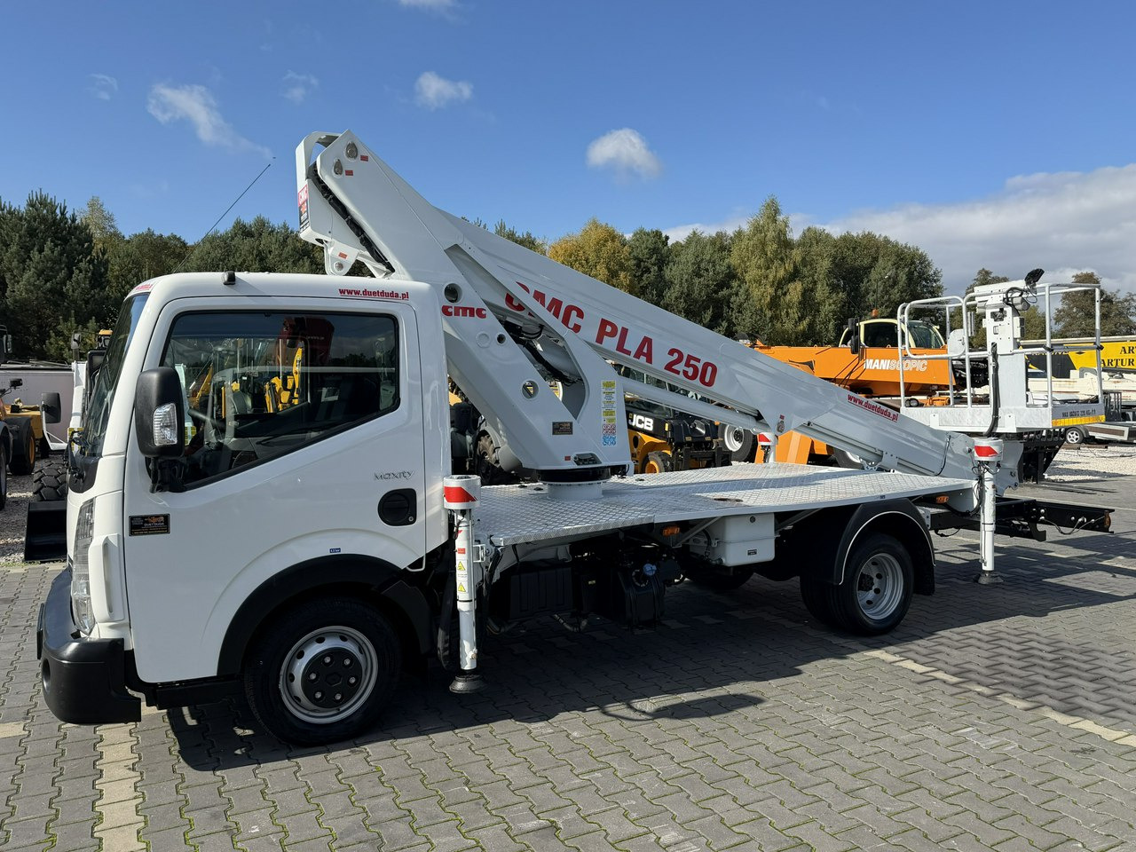 Renault Maxity - Podizna platforma montirana na kamion: slika Renault Maxity - Podizna platforma montirana na kamion Renault Maxity - Podizna platforma montirana na kamion: slika Renault Maxity - Podizna platforma montirana na kamion