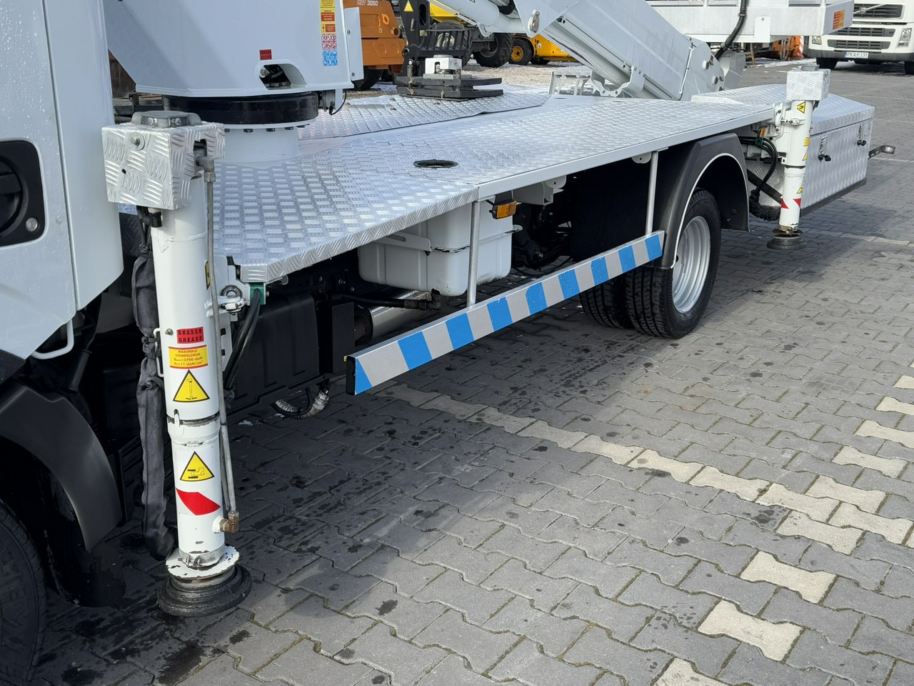 Podizna platforma montirana na kamion Renault Maxity: slika Podizna platforma montirana na kamion Renault Maxity
