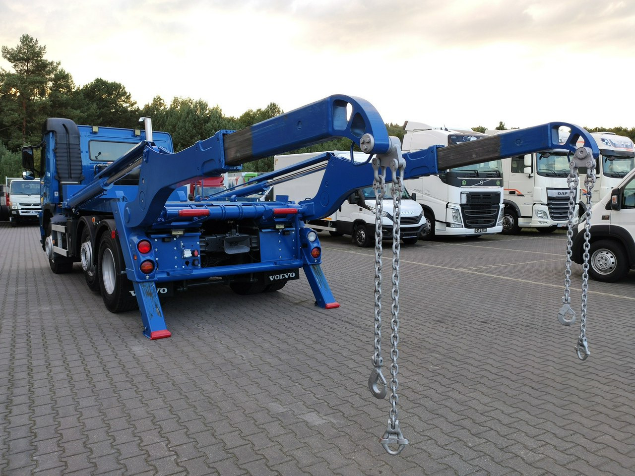Utovarivač s proklizavajućim upravljanjem Volvo FM 410 E5 Bramowiec Hakowiec 6x2 Oś Skrętna / Podnoszona Automat: slika Utovarivač s proklizavajućim upravljanjem Volvo FM 410 E5 Bramowiec Hakowiec 6x2 Oś Skrętna / Podnoszona Automat