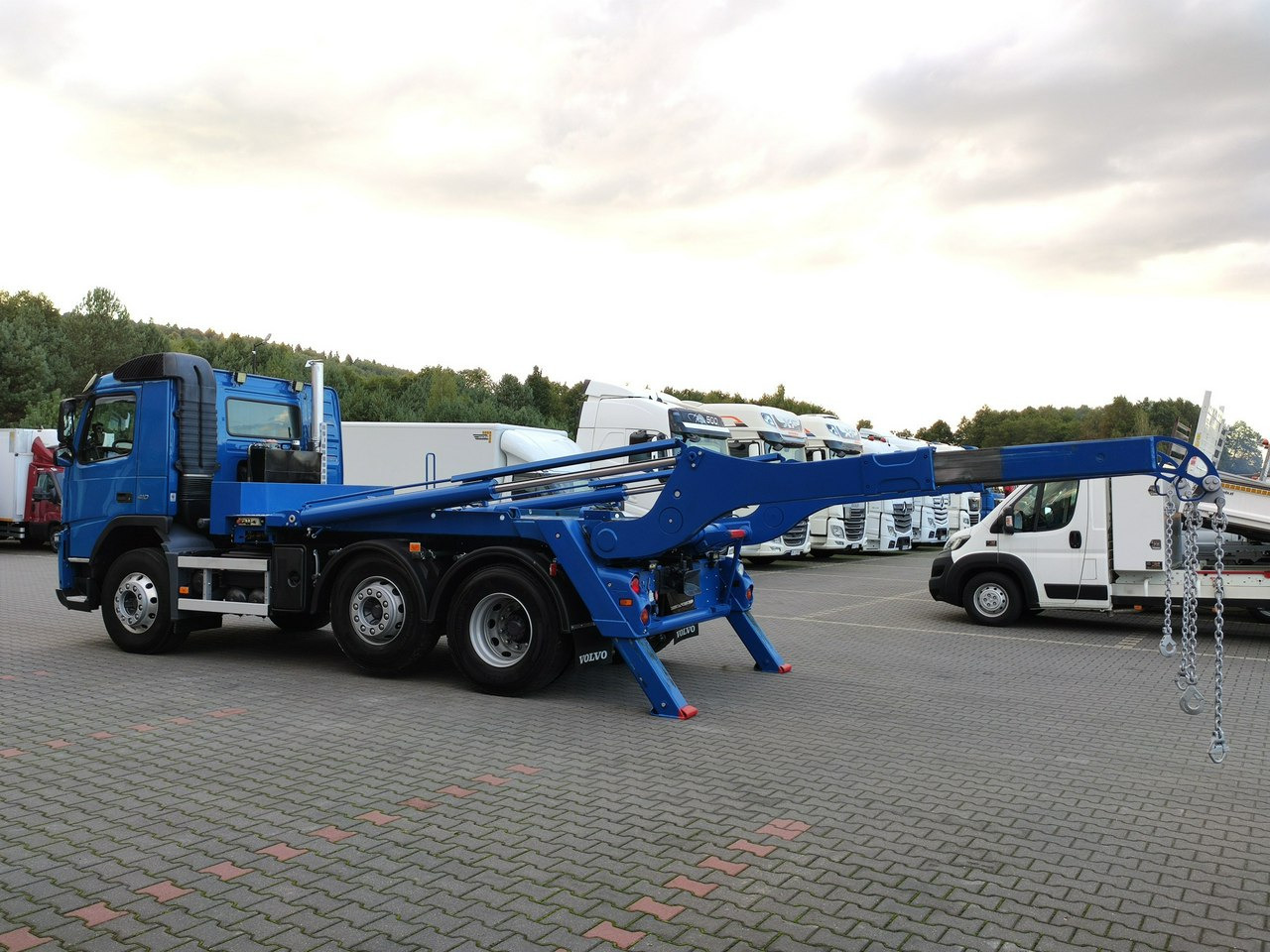 Utovarivač s proklizavajućim upravljanjem Volvo FM 410 E5 Bramowiec Hakowiec 6x2 Oś Skrętna / Podnoszona Automat: slika Utovarivač s proklizavajućim upravljanjem Volvo FM 410 E5 Bramowiec Hakowiec 6x2 Oś Skrętna / Podnoszona Automat