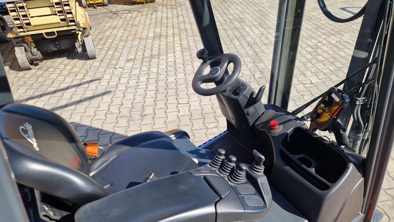 Električni viličar LINDE E 14 EVO: slika Električni viličar LINDE E 14 EVO Električni viličar LINDE E 14 EVO: slika Električni viličar LINDE E 14 EVO