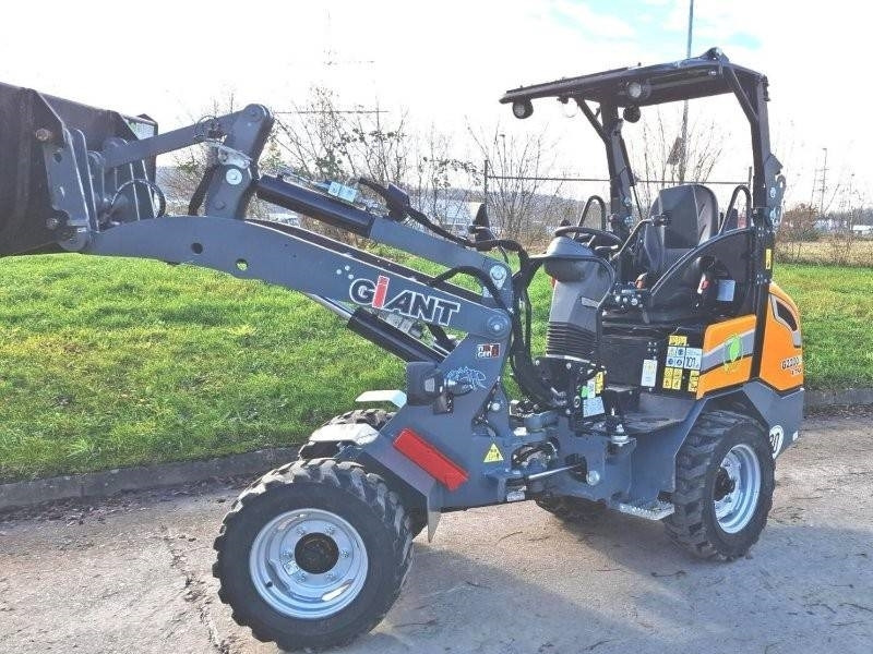 Giant G 2200 E X-Tra Elektro - Mini utovarivač: slika Giant G 2200 E X-Tra Elektro - Mini utovarivač Giant G 2200 E X-Tra Elektro - Mini utovarivač: slika Giant G 2200 E X-Tra Elektro - Mini utovarivač