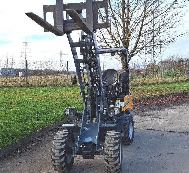 Giant G 2200 E X-Tra Elektro - Mini utovarivač: slika Giant G 2200 E X-Tra Elektro - Mini utovarivač Giant G 2200 E X-Tra Elektro - Mini utovarivač: slika Giant G 2200 E X-Tra Elektro - Mini utovarivač